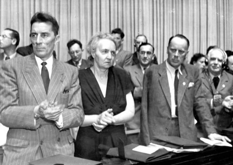 Piotr Joliot, Irena Joliot-Curie i Tadeusz Manteuffel w czasie I Kongresu Nauki Polskiej, 1951, Archiwum PAN, Zbiór Fotografii, XXVIII-140