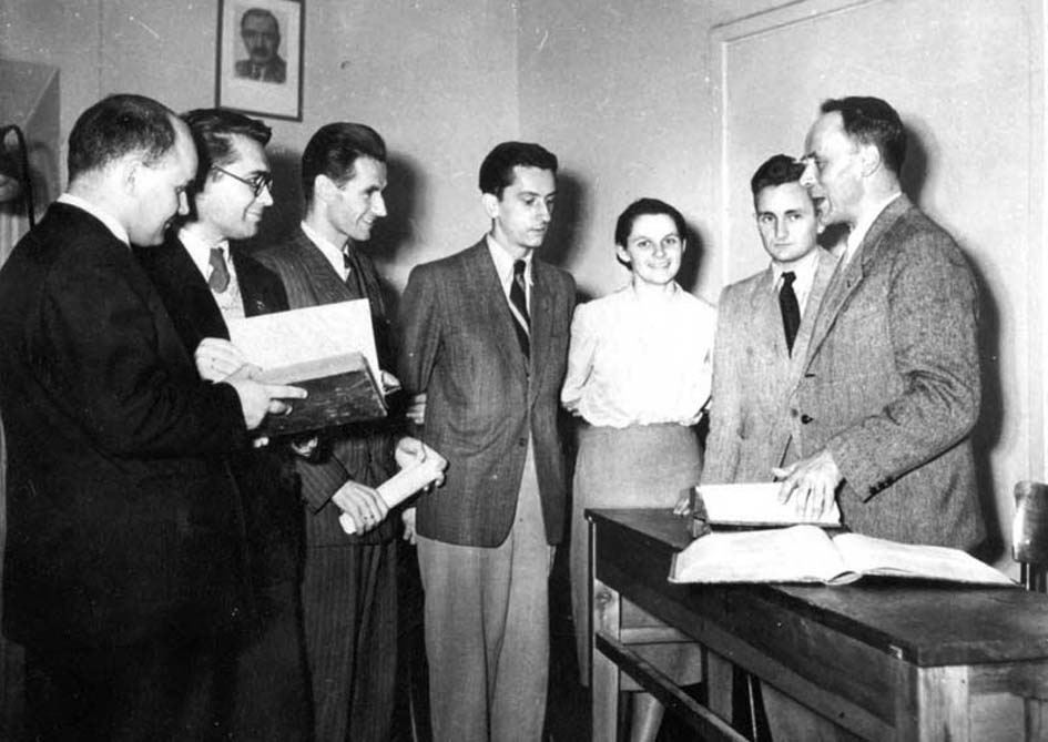 Profesor Tadeusz Manteuffel z grupą studentów; od lewej: Janusz Tazbir, Benedykt Zientara, Jan Molenda, Antoni Mączak, Julia Tazbirowa, Henryk Samsonowicz, Tadeusz Manteuffel, 1953, Muzeum Uniwersytetu Warszawskiego, 132 F