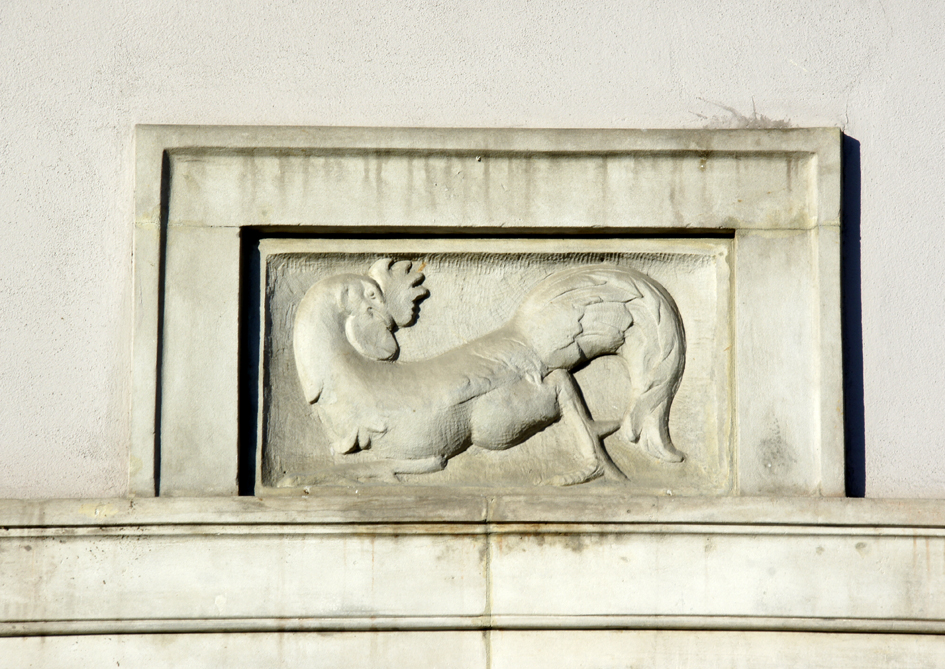 Na fasadzie kamienicy nr 29 płaskorzeźba bazyliszka