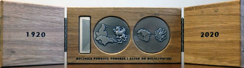 Dębowy tryptyk. W pozycji zamkniętej na jego zewnętrznej powierzchni widnieje wizerunek herbu II Rzeczypospolitej z 1919 roku, który spina dwa skrzydła tryptyku. Po ich otwarciu w środkowej wewnętrznej części tryptyku ukazują się trzy numizmy tworzące liczbę 100. Na tej powierzchni widnieje symboliczny zapis historii powrotu Pomorza i Kujaw do Wolnej Polski w postaci chronologicznie zobrazowanych terytorialnych zarysów map wraz z heraldyką odnosząca się do stuletniej historii.