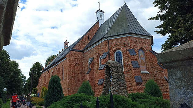 ceglany budynek kościoła