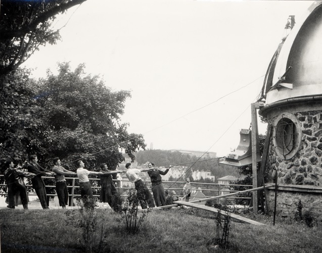 Obserwatorium, kilka osób ciągnących linę