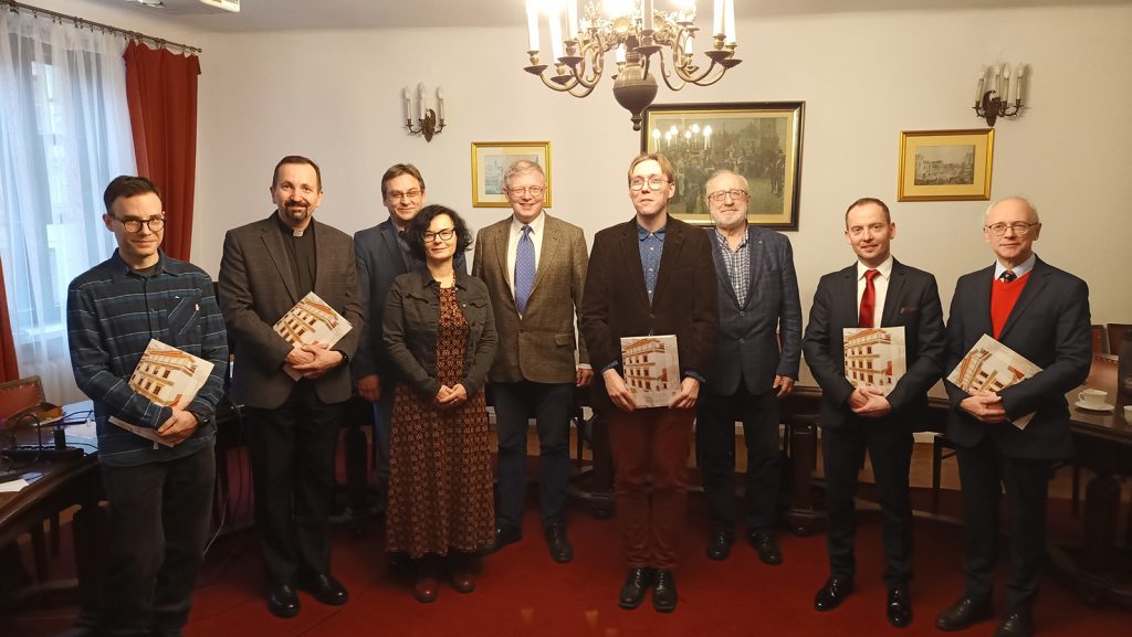 9 osób ustawionych do zdjęcia. Laureaci trzymają w ręku swoje nagrody.